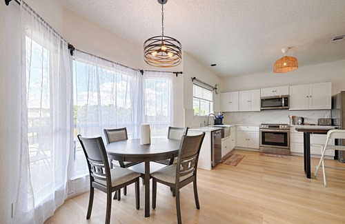 Irving House | Spacious 4-bedroom house in peaceful Irving with WiFi, AC, Keyak fun