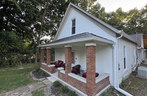 Oxford House | Spacious 4-bedroom house right at the Miami University Campus!