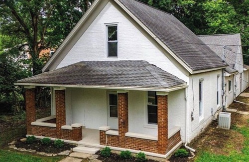 Oxford House | Spacious 4-bedroom house right at the Miami University Campus!