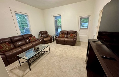 Oxford House | Spacious 4-bedroom house right at the Miami University Campus!
