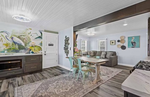 Green Bay House | Spacious 4-bedroom lakefront house - Comfortably sleeps 12 - 15 mins. To Lambeau