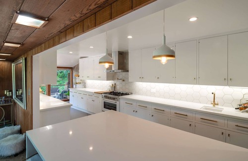 Oakmore House | Spacious 4-bedroom Mid Century Modern Marvel in the Hills