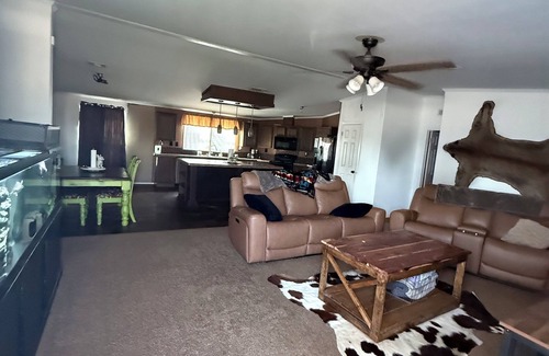 Midland House | Spacious 4-bedroom mobile home Midland