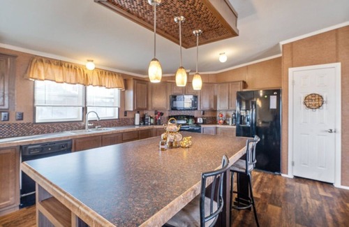 Midland House | Spacious 4-bedroom mobile home Midland