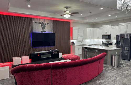 West Dallas Villa | Spacious 4-bedroom Private Pool Villa Close to Downtown Dallas