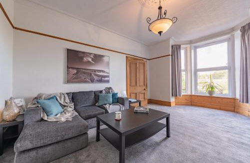 Chapel Allerton House | Spacious 4-BedRoom Retreat in Chapel Allerton