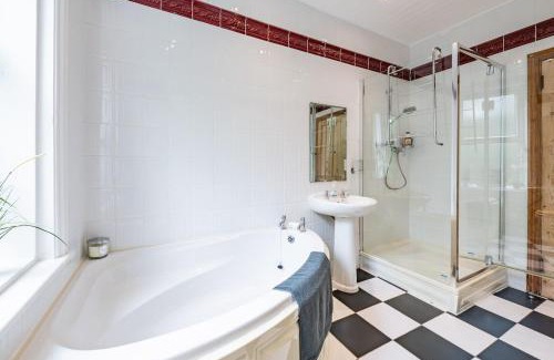 Chapel Allerton House | Spacious 4-BedRoom Retreat in Chapel Allerton
