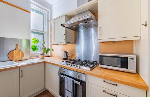 Chapel Allerton House | Spacious 4-BedRoom Retreat in Chapel Allerton