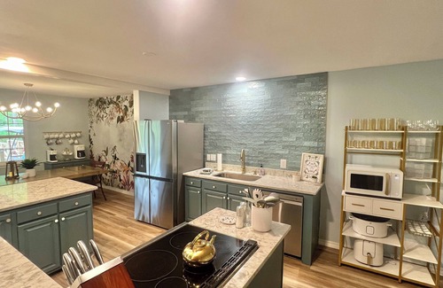 Otto Cabin | Spacious 4-bedroom river front cabin with WiFi, Game Room & Hot Tub for 15