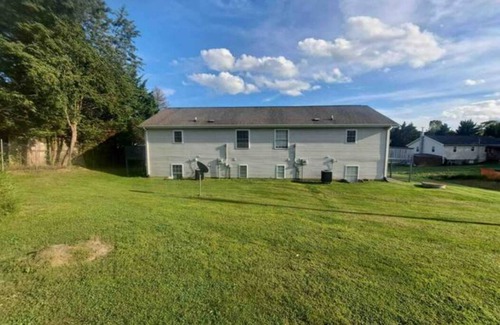 Blacksburg Apartment | Spacious 4 bedroom, sleeps 10, close to VT