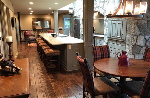 Highlands House | Spacious 4 Bedroom Sleeps 12 Luxury Mountaintop Home