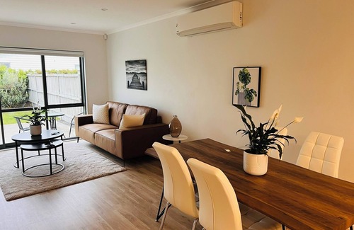 Manurewa House | Spacious 4-bedroom townhome with AC, WiFi in charming Auckland
