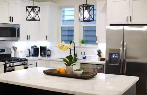 OST - South Union House | Spacious 4-bedroom townhome with king beds & TVs in Houston - Great Location!