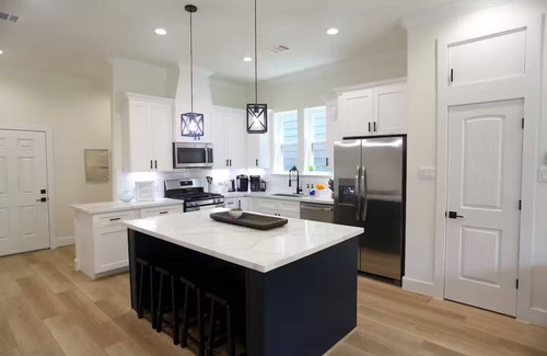 OST - South Union House | Spacious 4-bedroom townhome with king beds & TVs in Houston - Great Location!