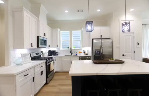 OST - South Union House | Spacious 4-bedroom townhome with king beds & TVs in Houston - Great Location!