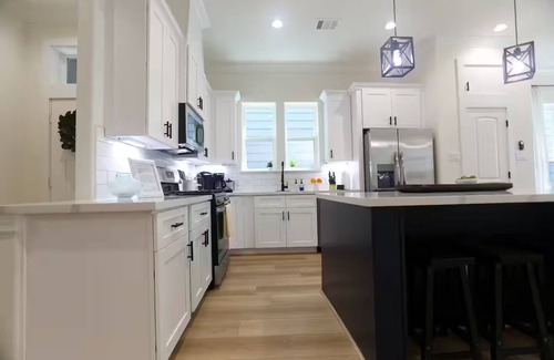 OST - South Union House | Spacious 4-bedroom townhome with king beds & TVs in Houston - Great Location!
