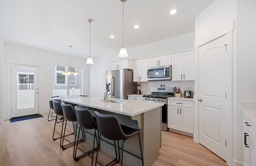 Lehi House | Spacious 4-bedroom townhome in delightful Lehi with clubhouse access, fitness rm