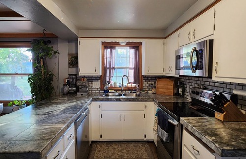 Ashwaubenon House | Spacious 4-bedroom home next to Lambeau Field