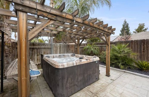 Greenacres House | Spacious 4-bedroom house with pool & juccuzzi Bakersfield