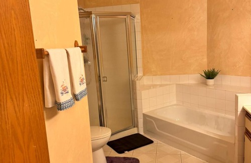 Bloomingdale House | Spacious 4-bedroom townhome with fitness room, WiFi in awesome Hanover Park