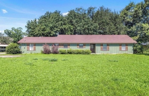 Prien House | Spacious 4-bedroom house in charming Lake Charles with WiFi, AC