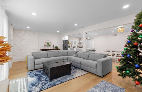 Midway City House | Spacious 4-bedroom house near Disneyland and SoCal Gems