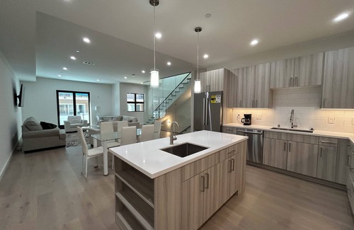 Redwood Oaks House | Spacious 4-bedroom sleek brand new townhome in the heart of Silicon Valley
