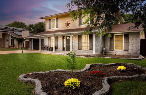 Heritage House | Spacious 4 bedroom with pool- minutes to Seaworld!