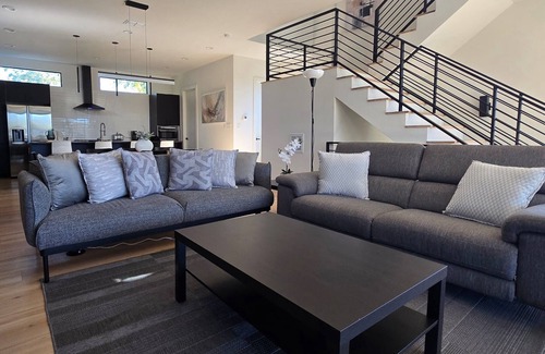 Government Hill House | Spacious 4-bedroom house with WiFi, AC in charming San Antonio
