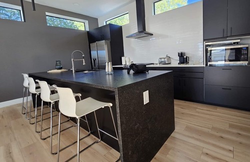 Government Hill House | Spacious 4-bedroom house with WiFi, AC in charming San Antonio
