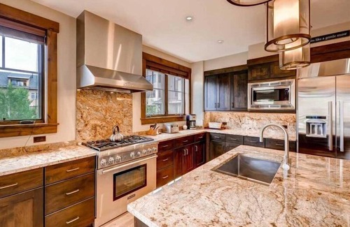 Breckenridge Condo | Spacious 4 Bedroom Vacation Rental in Convenient Location with Scenic Views, Pool, Hot Tub