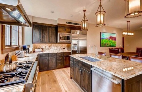 Breckenridge Condo | Spacious 4 Bedroom Vacation Rental in Convenient Location with Scenic Views, Pool, Hot Tub