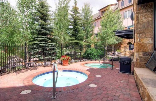 Breckenridge Condo | Spacious 4 Bedroom Vacation Rental in Convenient Location with Scenic Views, Pool, Hot Tub
