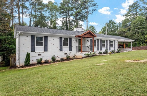 Brookhaven House | Spacious 4-Bedroom Vacation Home with Wi-Fi & Fenced Yard – in Raleigh, NC