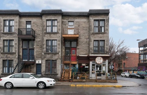Saint Henri Apartment | Spacious 4 bedroom with private parking downtown by waterway