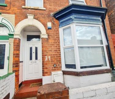 Hull House | Spacious 4 Bedroom With Free Parking, Games & Fast WiFi - Near MKM Stadium, Royal Infirmary Hospital -Sleeps 8 Ideal for Contractors, Families & Workers