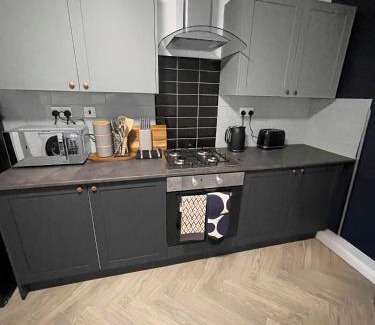 Hull House | Spacious 4 Bedroom With Free Parking, Games & Fast WiFi - Near MKM Stadium, Royal Infirmary Hospital -Sleeps 8 Ideal for Contractors, Families & Workers