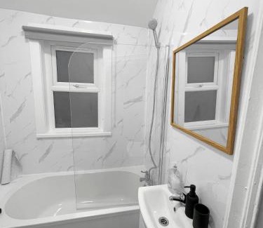 Hull House | Spacious 4 Bedroom With Free Parking, Games & Fast WiFi - Near MKM Stadium, Royal Infirmary Hospital -Sleeps 8 Ideal for Contractors, Families & Workers