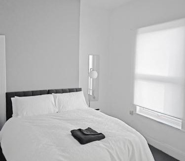 Hull House | Spacious 4 Bedroom With Free Parking, Games & Fast WiFi - Near MKM Stadium, Royal Infirmary Hospital -Sleeps 8 Ideal for Contractors, Families & Workers