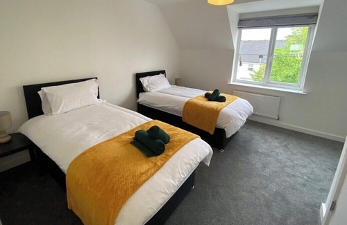 Reading House | Spacious 4 bedrooms to host 9 guests in Reading