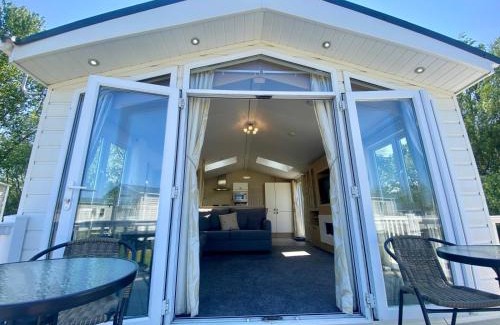 Hopton Cabin | Spacious 4 Berth Lodge With Wi-Fi & Decking At Broadland Sands Ref 20055Sv