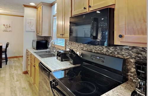 Put-in-Bay House | Spacious 4 BR 2 Bath Home in the Island Club Development - Sleeps 12 - IC77