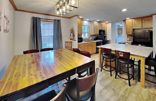 Put-in-Bay House | Spacious 4 BR 2 Bath Home in the Island Club Development - Sleeps 12 - IC77