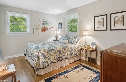 Geneva House | Spacious 4 BR Getaway in the Heart of Geneva. Walk to Downtown and the Fox!