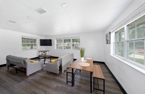 Northside House | Spacious 4-BR Home, 7 miles to TIAA Bank Field