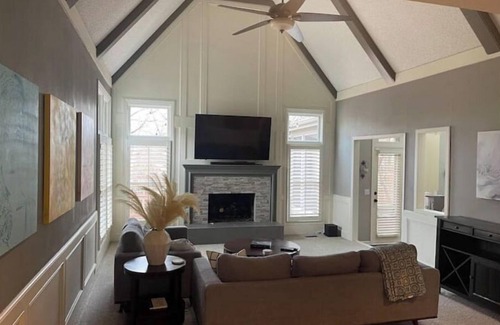 Overland Park House | Spacious 4 BR house; quiet suburb with amazing hwy access!