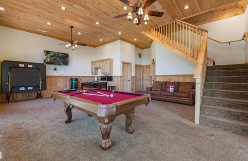 Mineral Bluff Cabin | Spacious 4-BR Lodge With a View/Fully-Equipped!