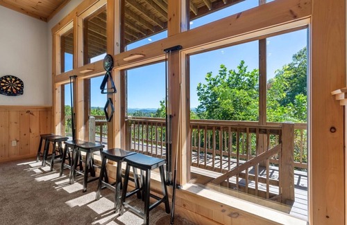 Mineral Bluff Cabin | Spacious 4-BR Lodge With a View/Fully-Equipped!