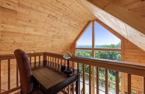 Mineral Bluff Cabin | Spacious 4-BR Lodge With a View/Fully-Equipped!