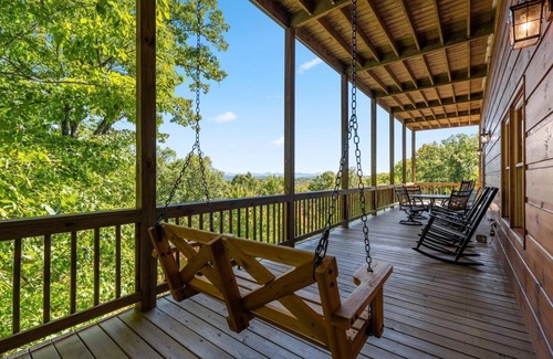 Mineral Bluff Cabin | Spacious 4-BR Lodge With a View/Fully-Equipped!